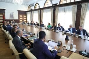 2-1-300x200 بلاغ جديد من رئاسة الحكومة (صور)